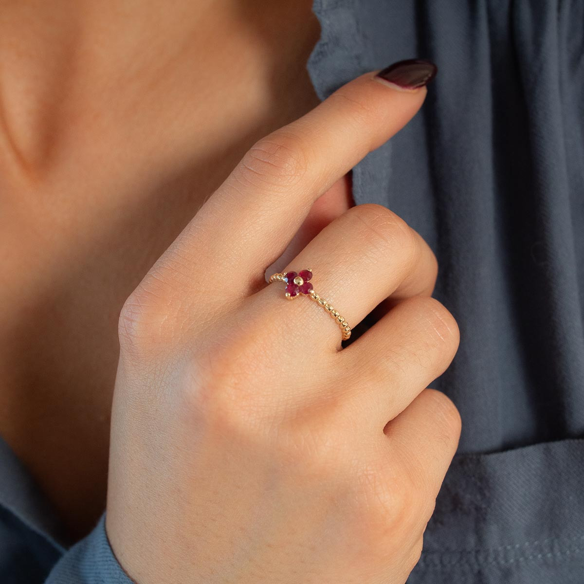 Bague or 375 jaune fleur rubis - vue porté 1