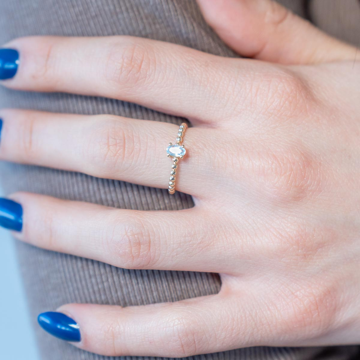 Bague or 375 jaune topaze bleue - vue porté 1
