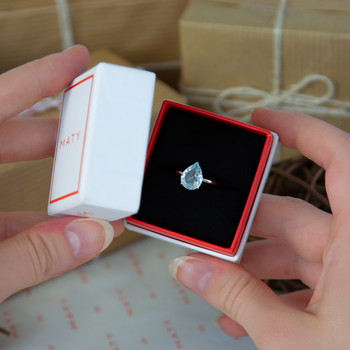 Bague or 375 blanc topaze bleue
