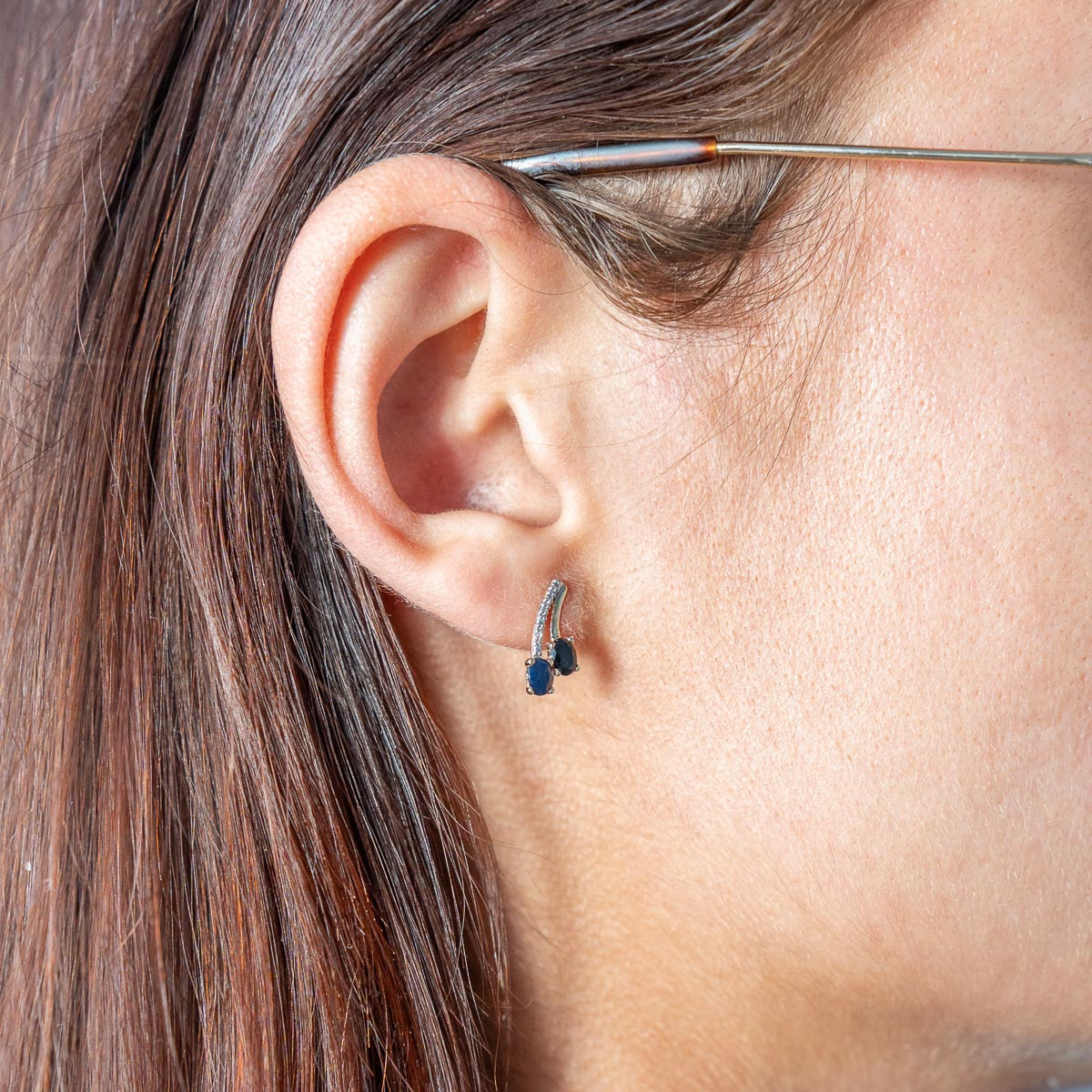 Boucles d'oreilles or 375 jaune saphirs et diamants - vue porté 1