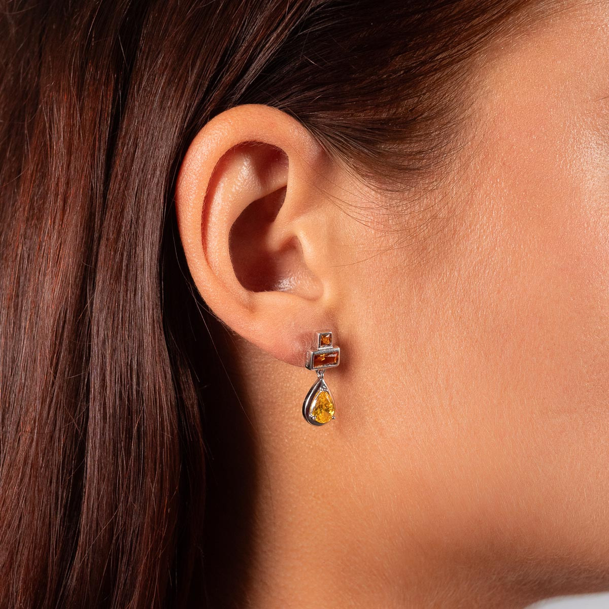 Boucles d'oreilles argent 925 et zirconias jaunes - vue porté 1