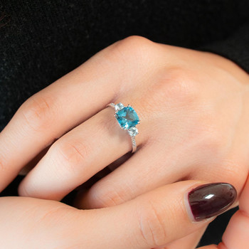 Bague or 750 blanc topazes traitées london blue, sky blue et zirconias