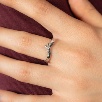 750 white gold diamond ring