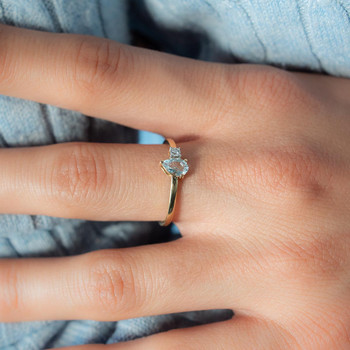 Bague or 750 2 tons topaze poire traitée sky blue et diamants