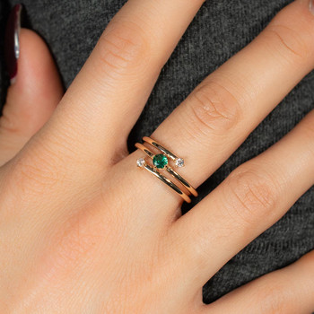 Bague plaqué or pierre synthétique verte et zirconias.