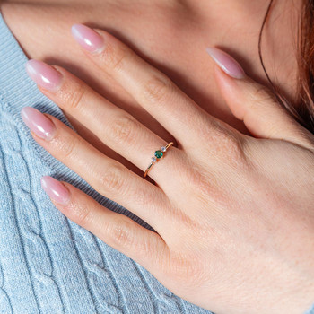 Bague plaqué or pierre synthétique verte et zirconias