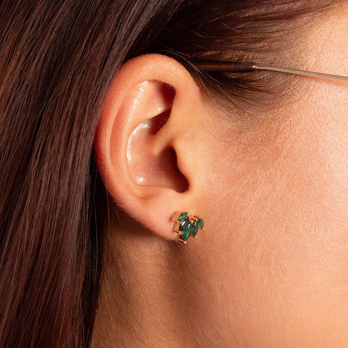 Boucles d'oreilles plaqué or pierres synthétiques vertes - vue porté 1