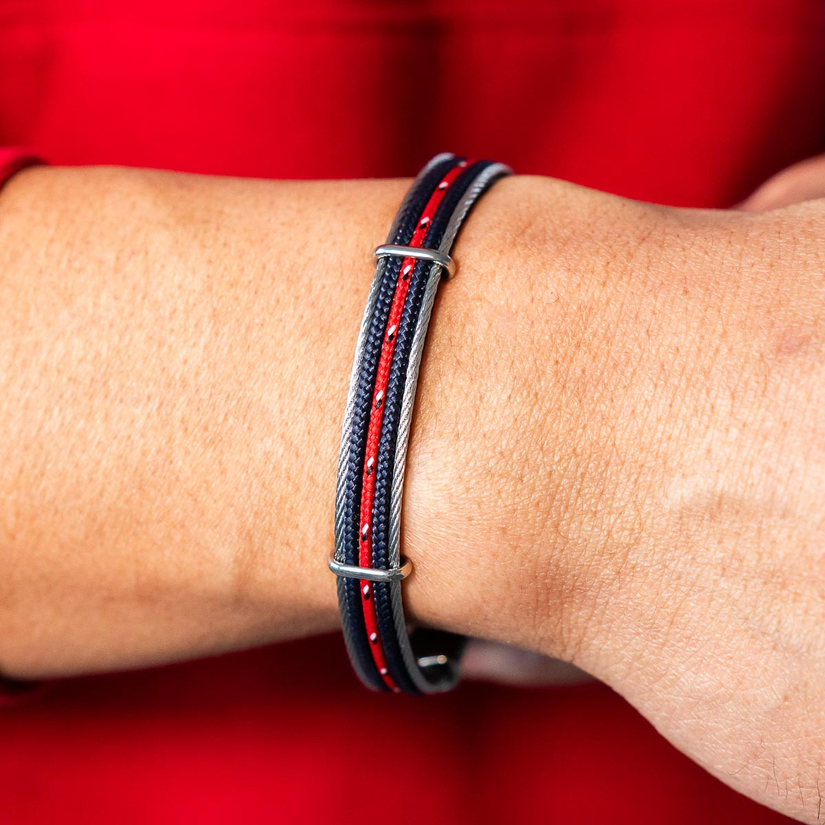 Bracelet acier coton bleu et rouge 20 cm - vue porté 1
