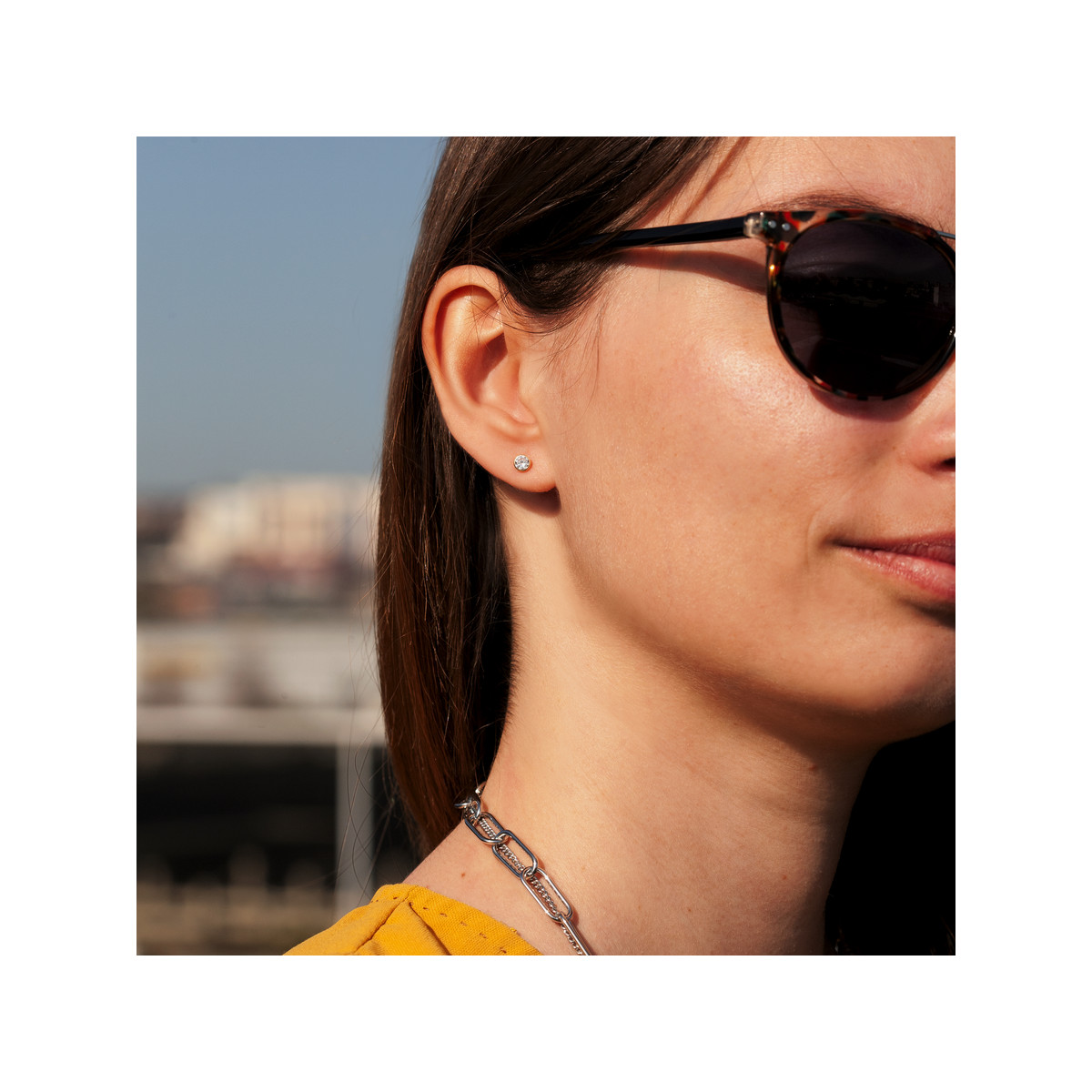 Boucles d'oreilles or 375 jaune zirconias - vue porté 1