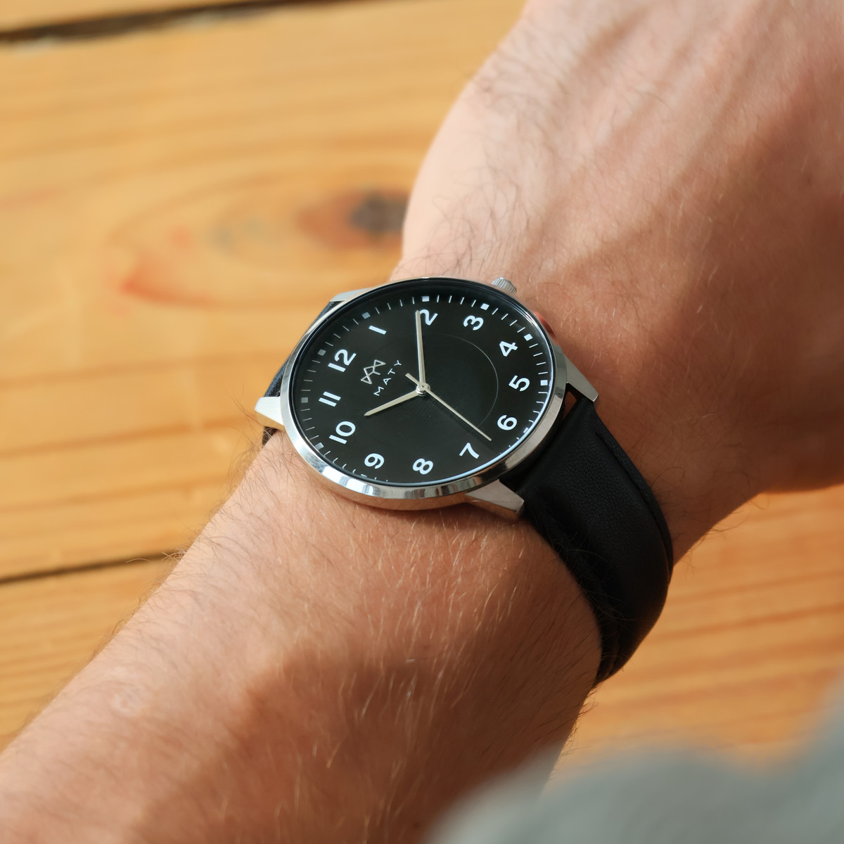 Montre MATY homme, bracelet cuir noir - vue porté 1