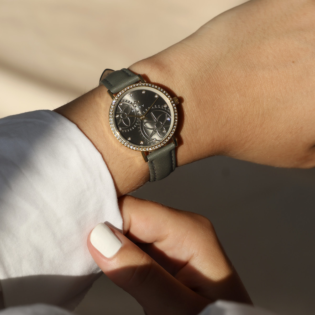 Montre MATY femme, bracelet cuir gris - vue porté 1