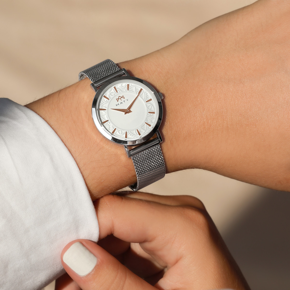 Montre MATY femme, bracelet acier inoxydable - vue porté 1