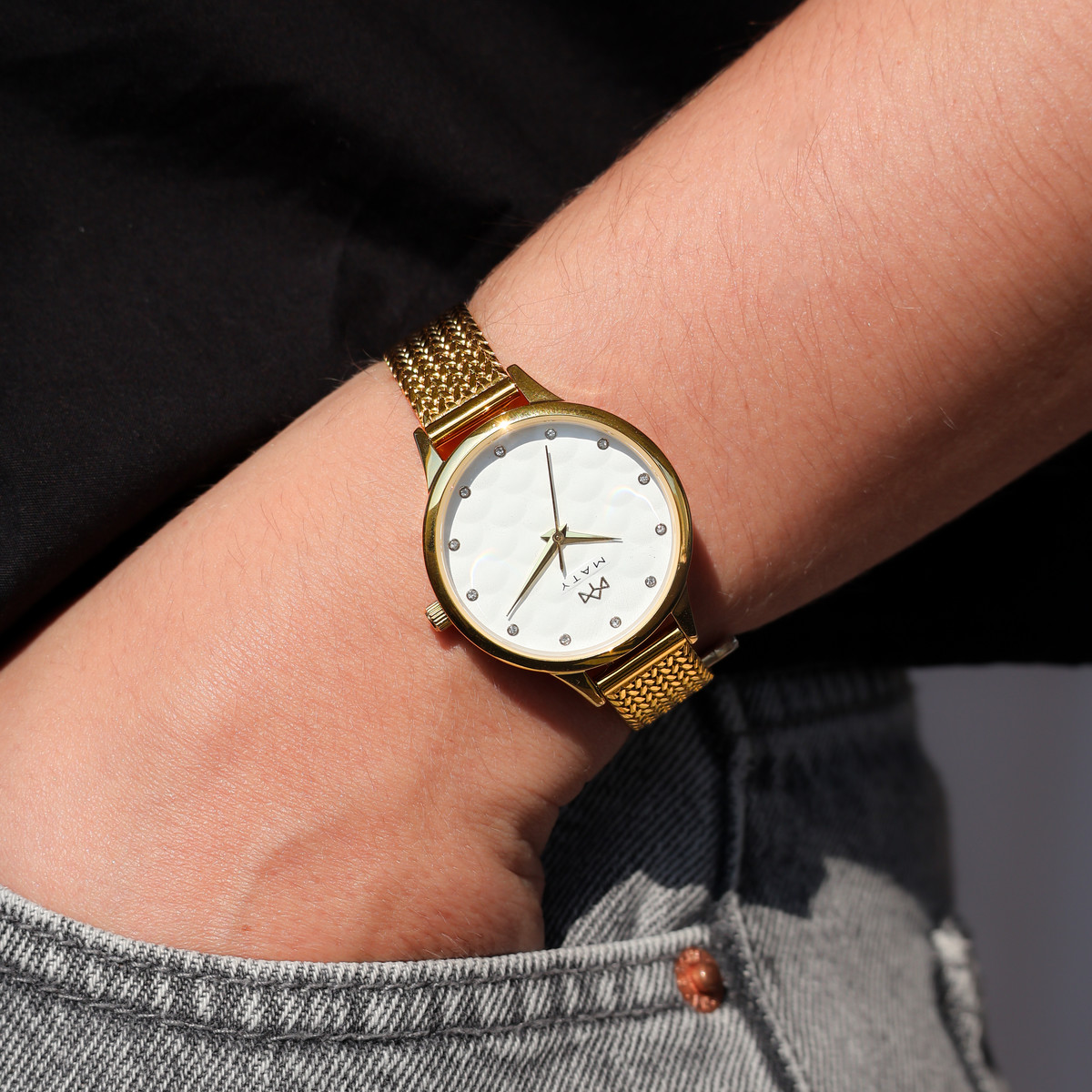 Montre MATY femme, bracelet acier inoxydable doré - vue porté 1