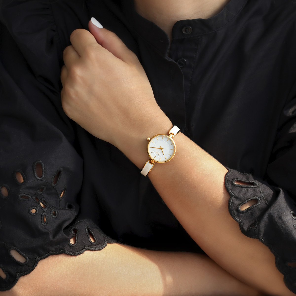 Montre MATY femme, bracelet acier inoxydable bicolore - vue porté 1