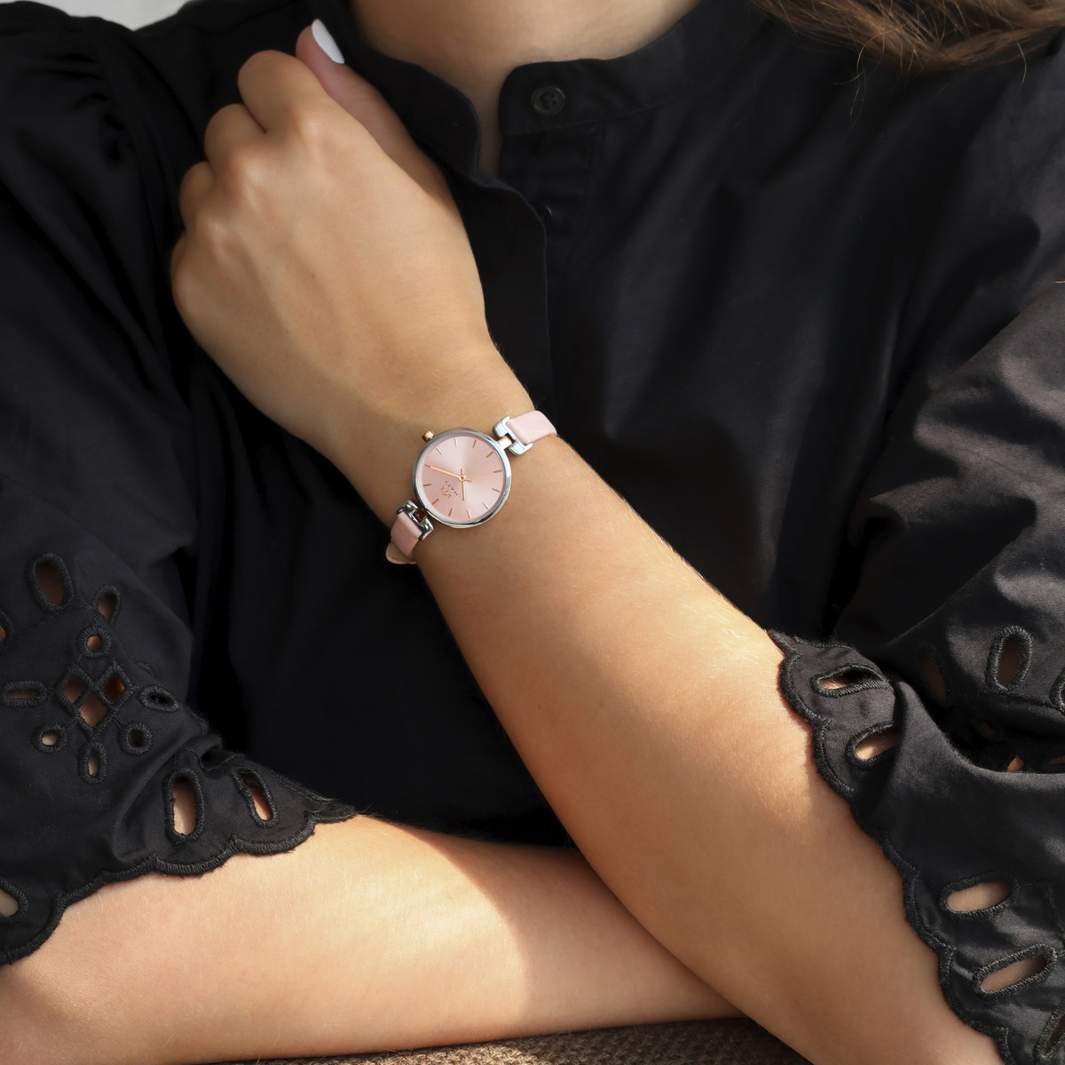 Montre MATY femme, bracelet cuir rose - vue porté 1