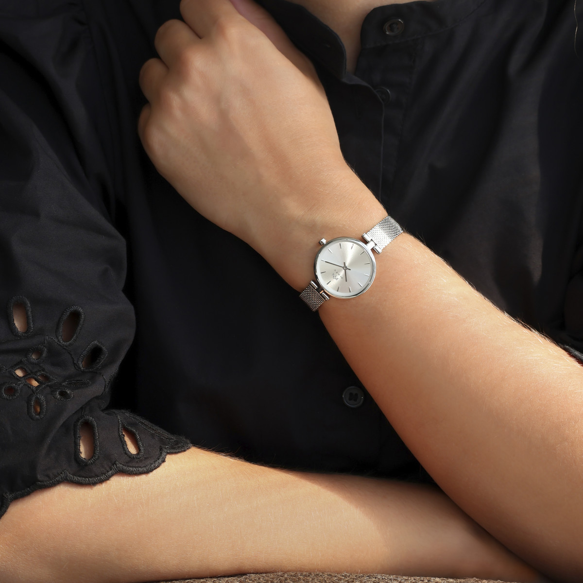 Montre MATY femme, bracelet maille milanaise acier inoxydable argent - vue porté 1