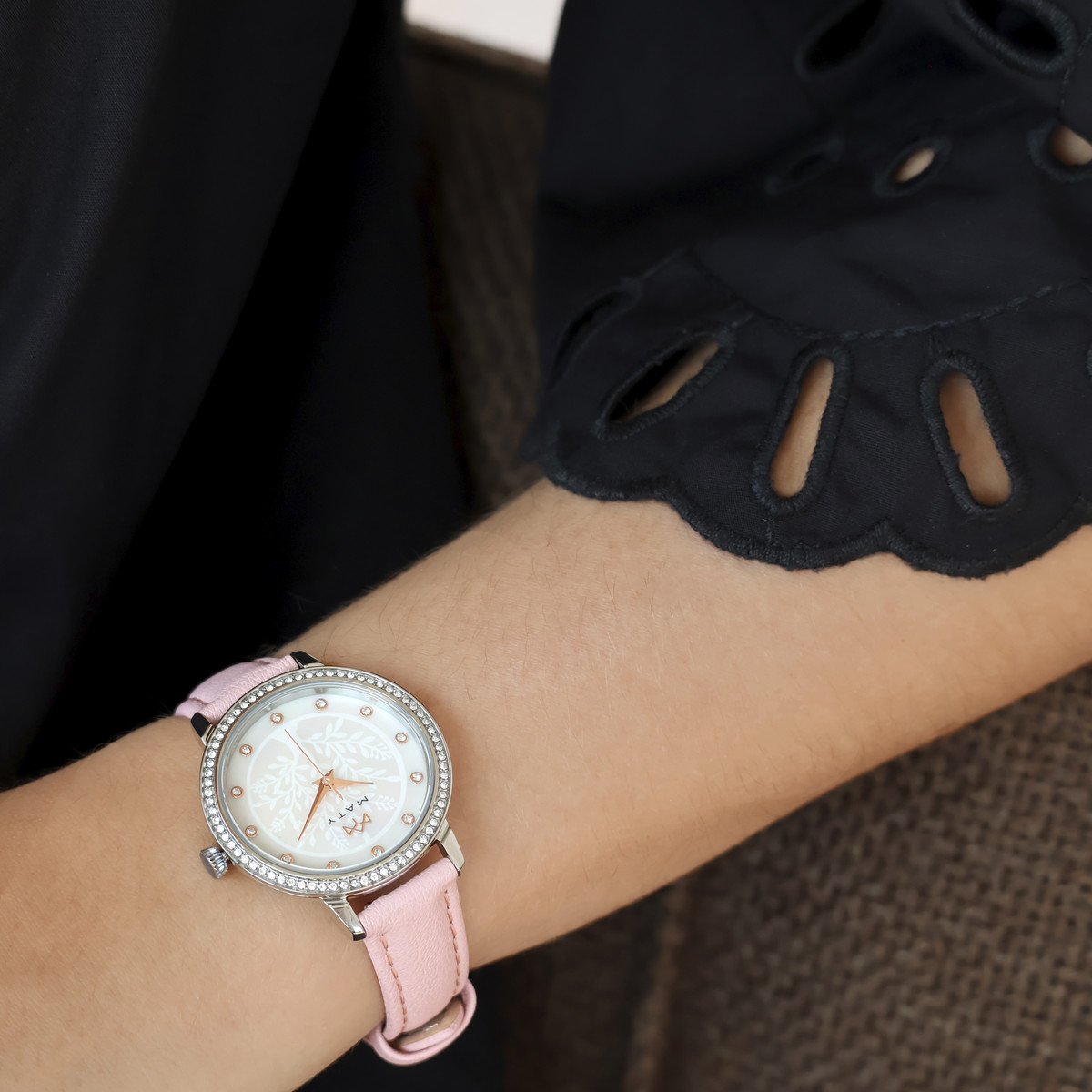 Montre MATY femme bracelet cuir rose - vue porté 1
