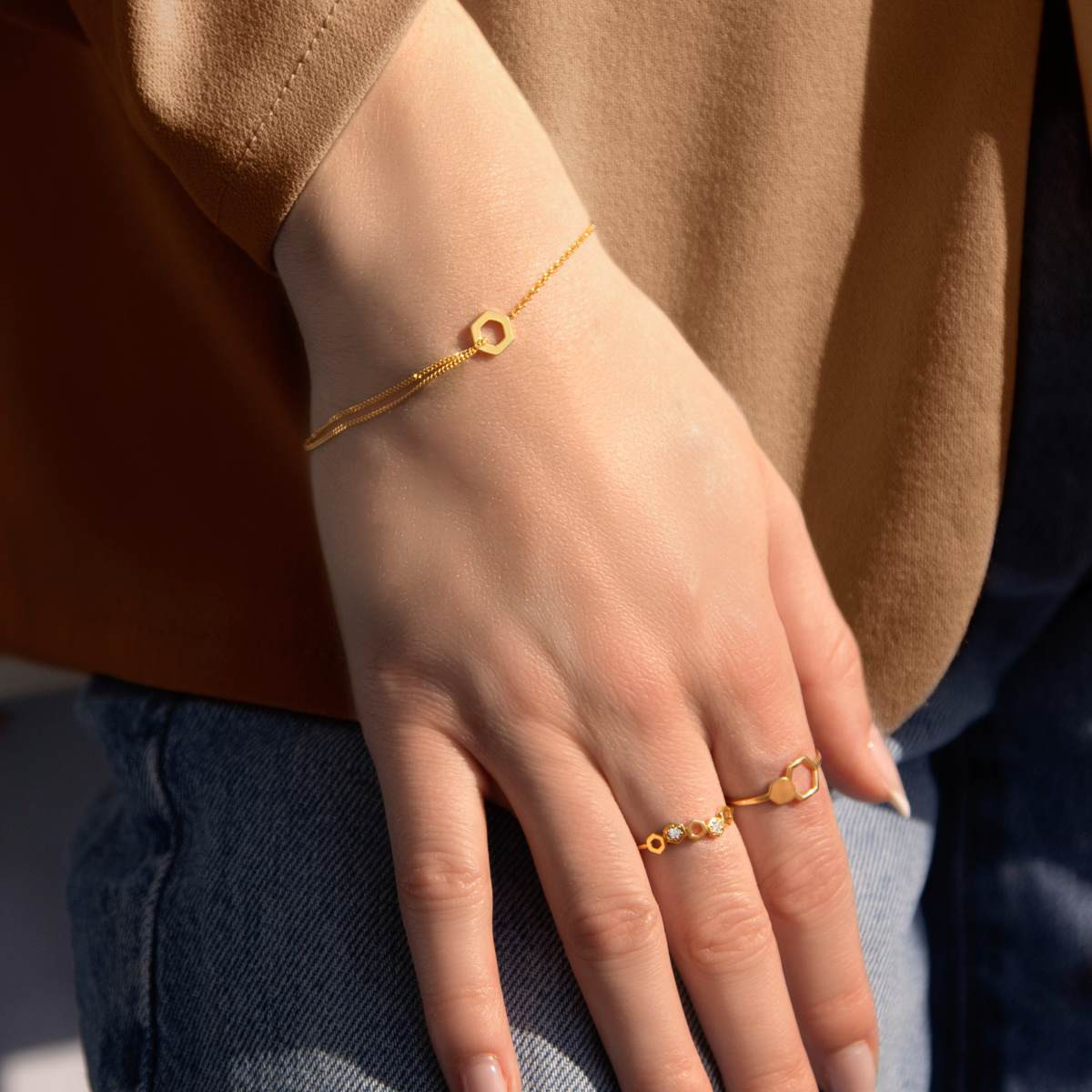 Bracelet or 375 jaune motif nids d'abeilles 19cm - vue porté 1