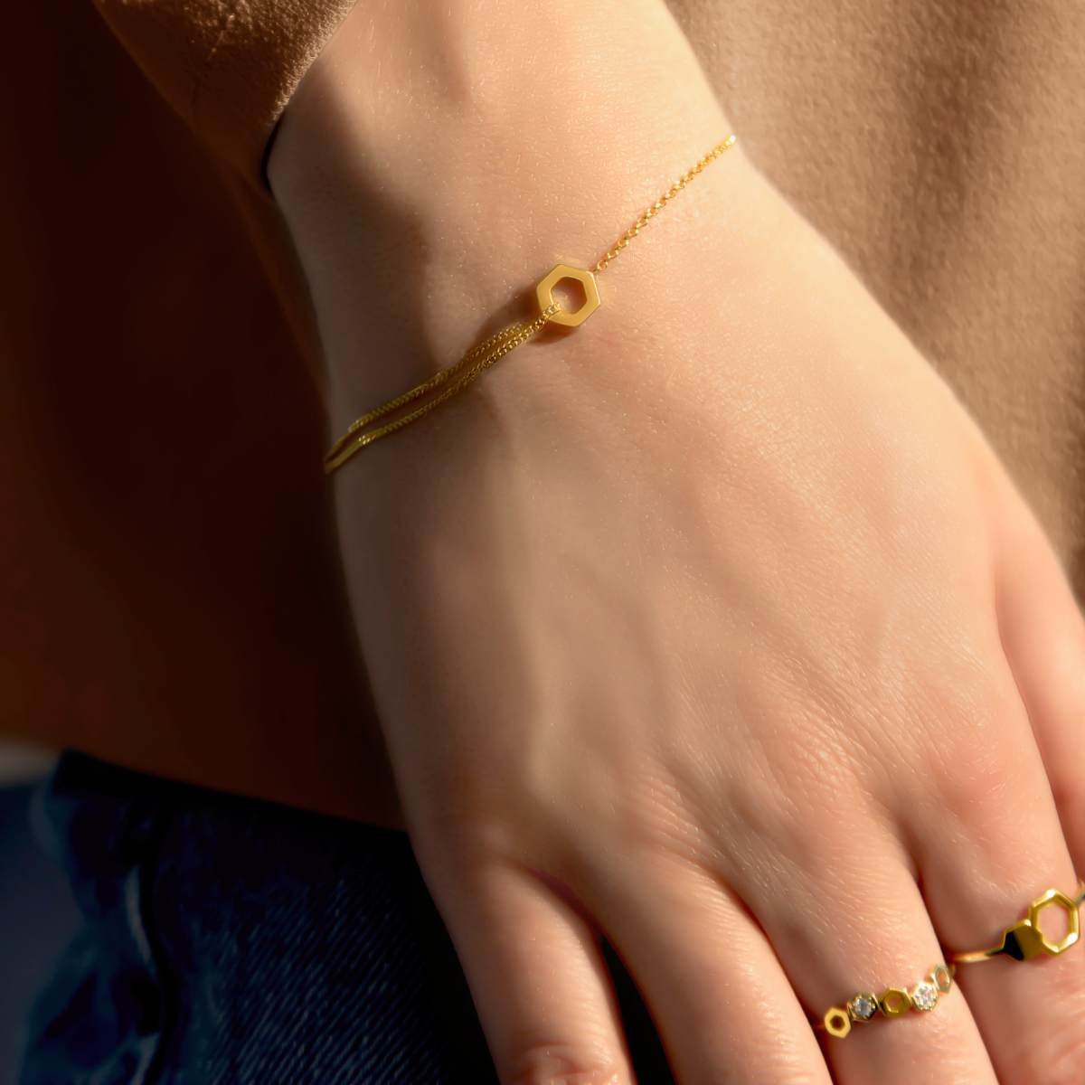 Bracelet or 375 jaune motif nids d'abeilles 19cm - vue porté 2