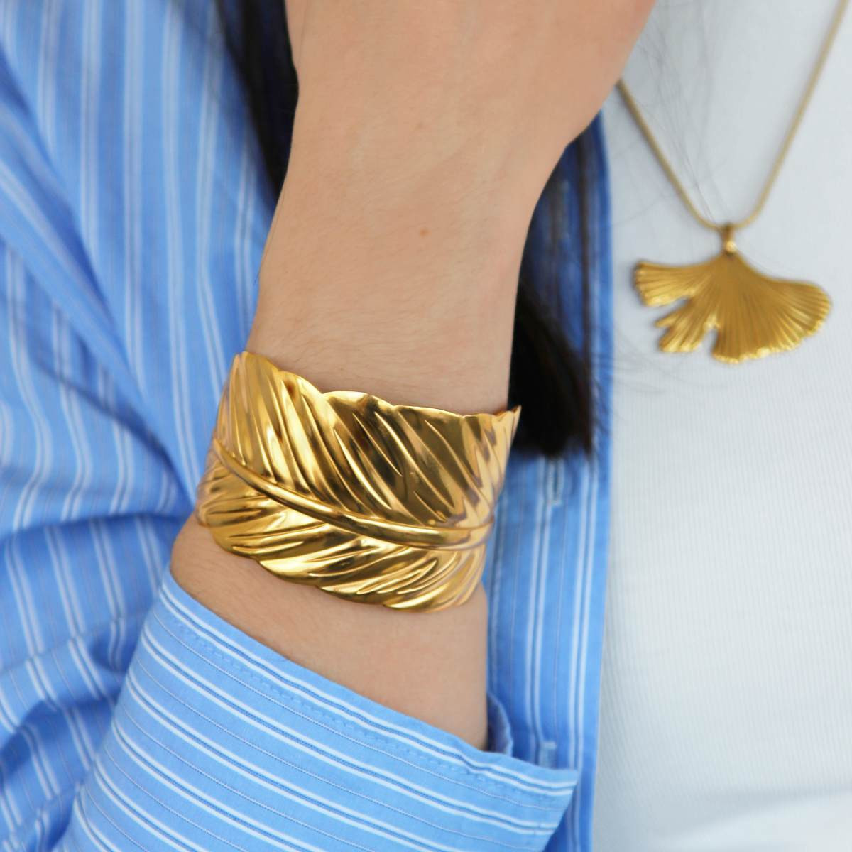 Bracelet rigide acier jaune motif feuille 60mm - vue porté 1