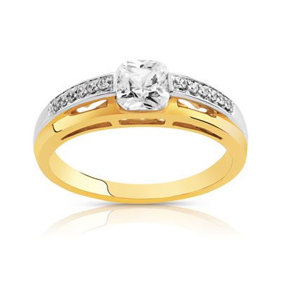 Cette bague en or 375 vous offre une très belle présence. Un volume en hauteur qui met en scène un zirconia épaulé. Une brillance au luxe discret pour un bijou accessible. À porter avec le pendentif assorti.