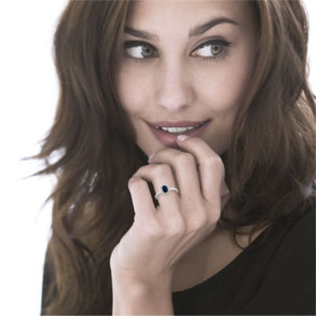Bague or 375 blanc saphir ovale et diamants