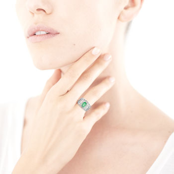Bague or 750 blanc filigrane émeraude rectangulaire et diamants