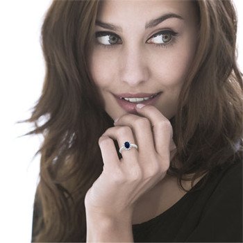 Bague or 750 blanc saphir ovale et diamants