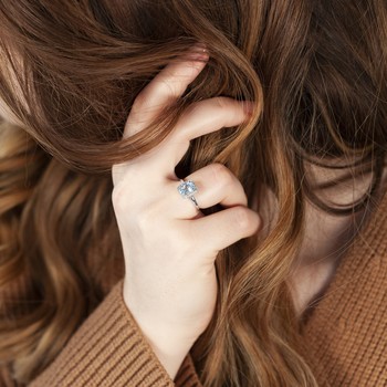 Bague or 375 blanc aigue-marine ovale et diamants