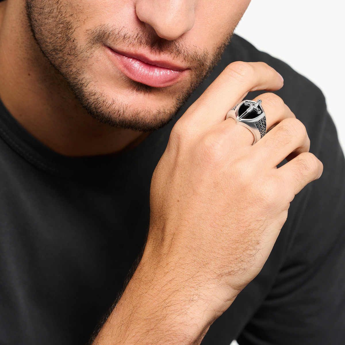 Chevaliere THOMAS SABO rebel kingdom épée argent 925 onyx noir zirconia - vue porté 1