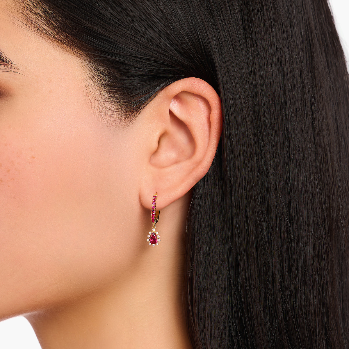 Boucles d'oreilles THOMAS SABO Vintage Romance plaqué or pierres rouges - vue porté 1