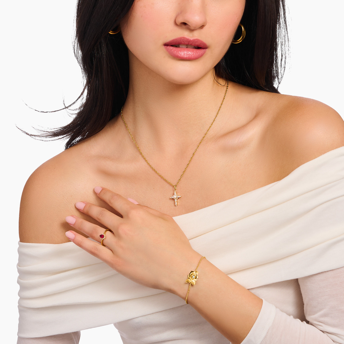 Collier THOMAS SABO argent plaqué or avec pendentif croix blanche Cross Romance - vue porté 1