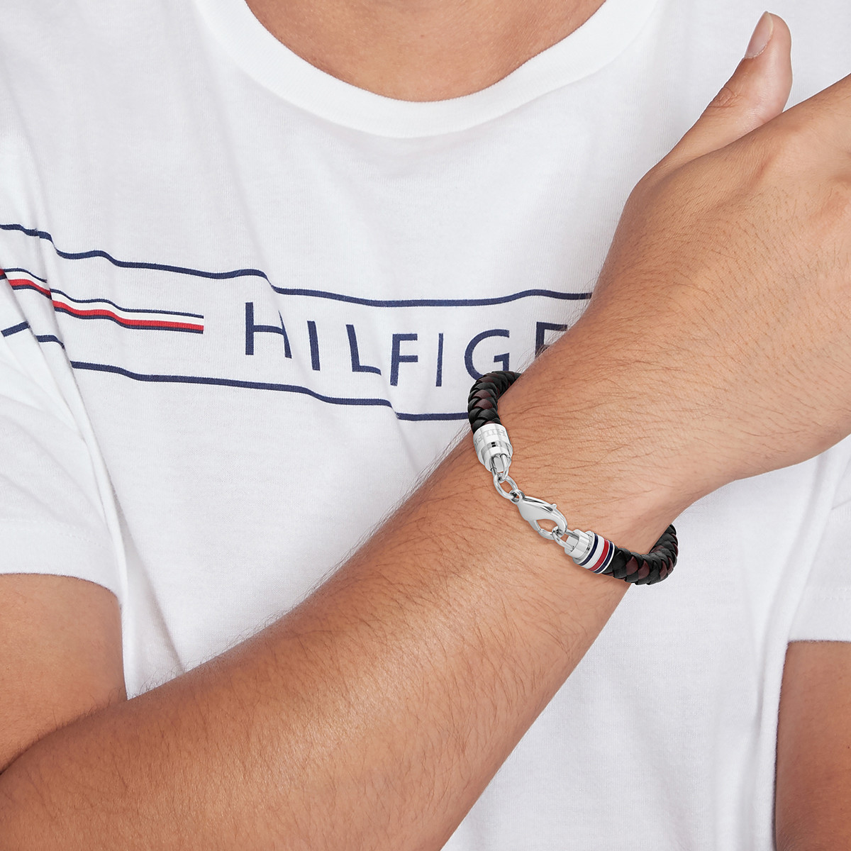 Bracelet TOMMY HILFIGER Carabiner acier cuir bleu longueur 19 cm - vue porté 1