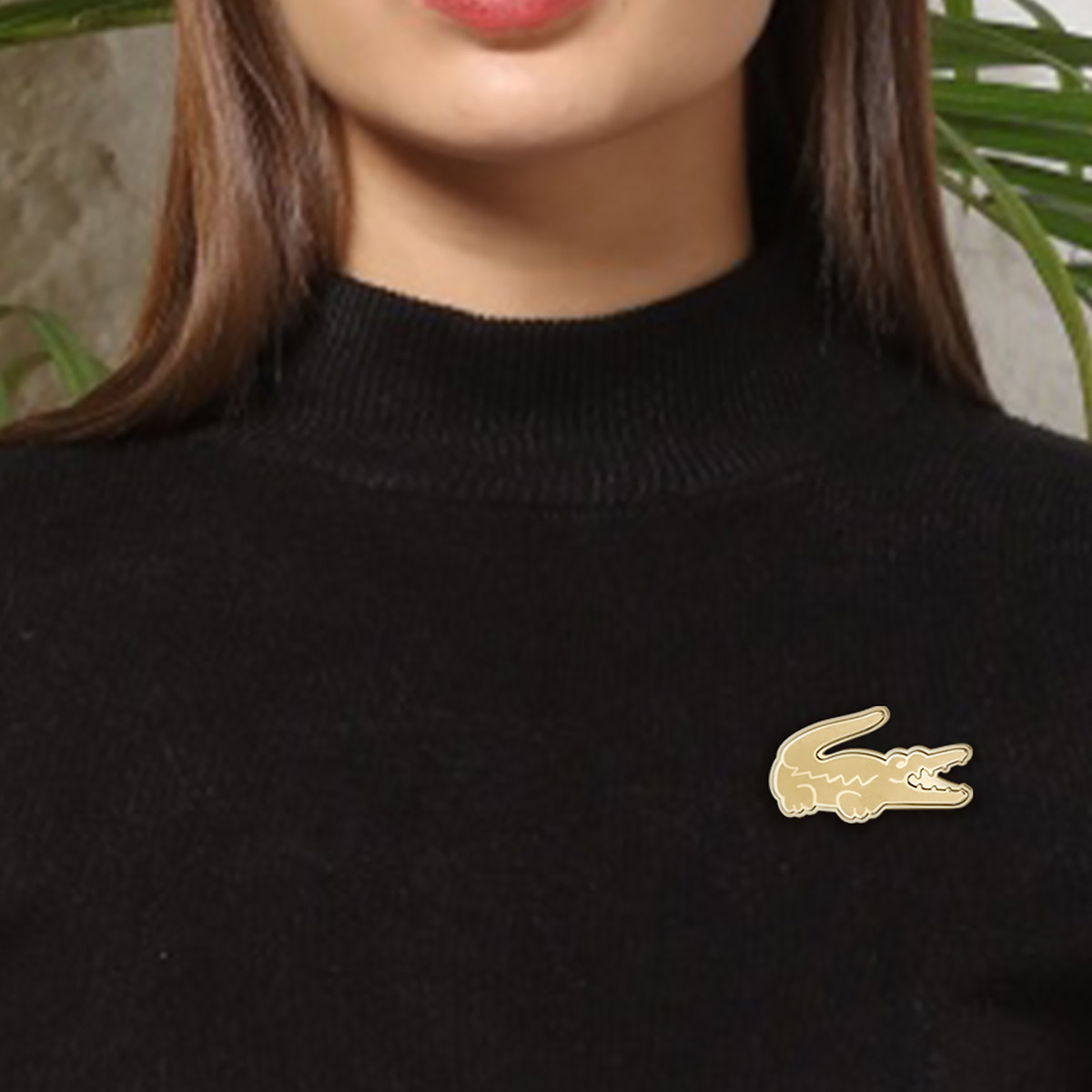 Broche LACOSTE acier doré - vue porté 1