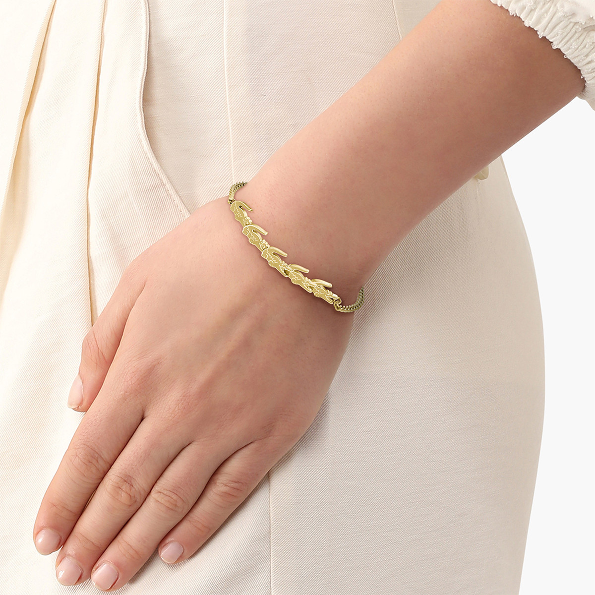 Bracelet LACOSTE CROCODILE acier inoxydable doré - vue porté 1