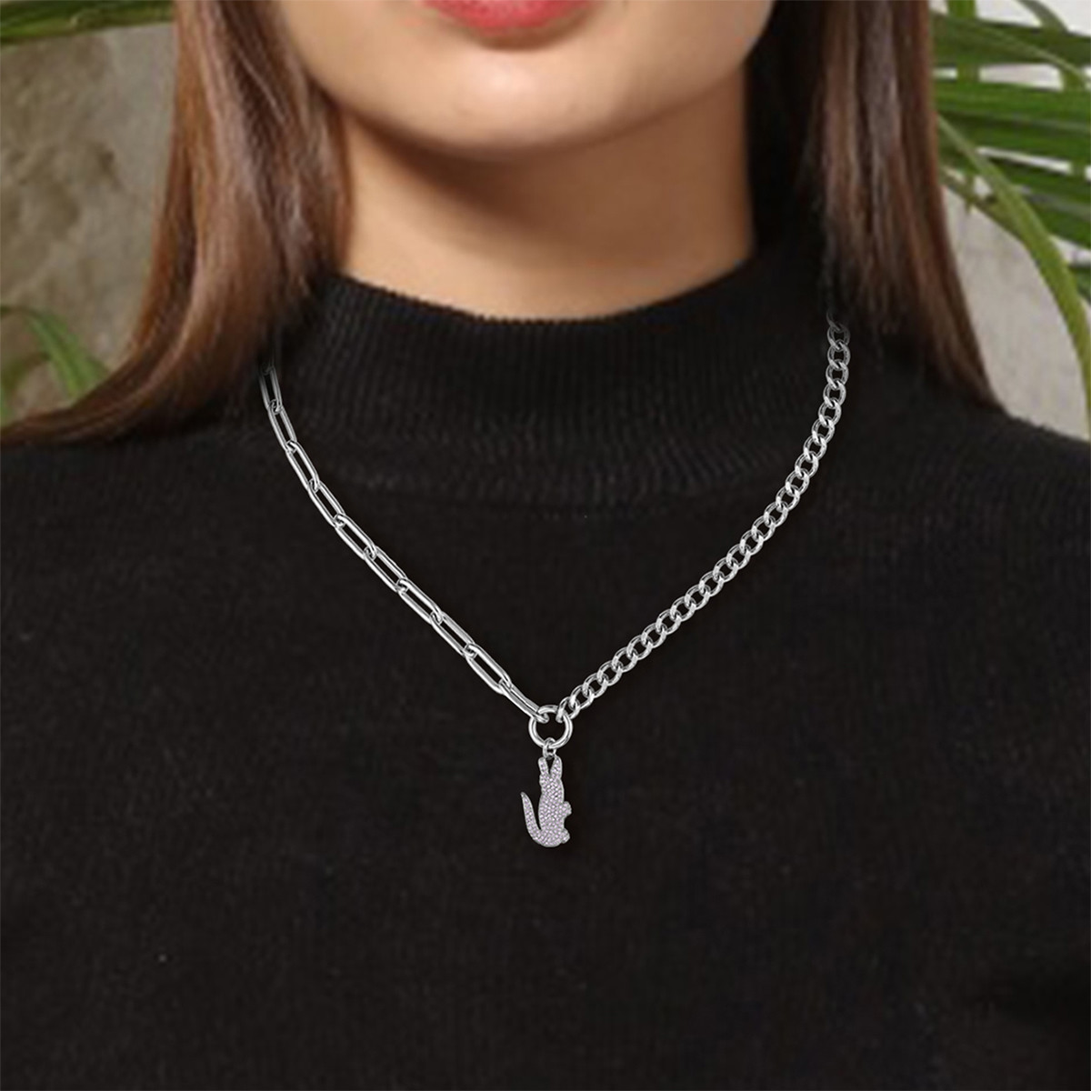 Chaine LACOSTE crocodile acier inoxydable bicolore - vue porté 1