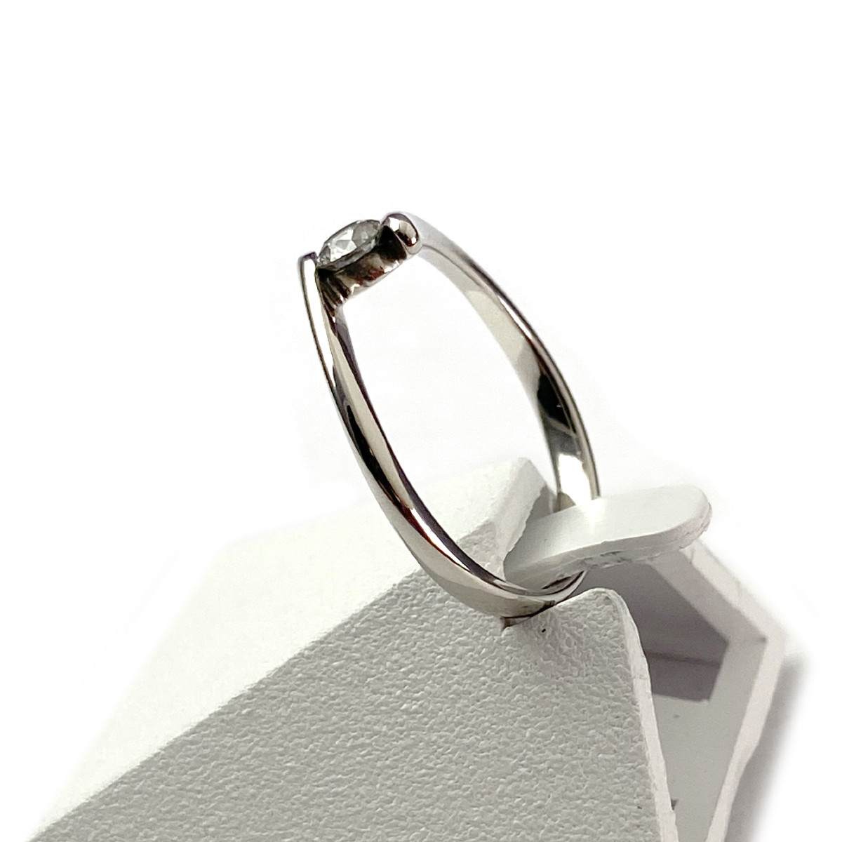 Bague solitaire d'occasion or 750 blanc 0.15 carat - vue 2