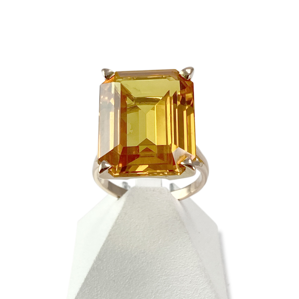 Bague d'occasion or 750 jaune corindon synthétique