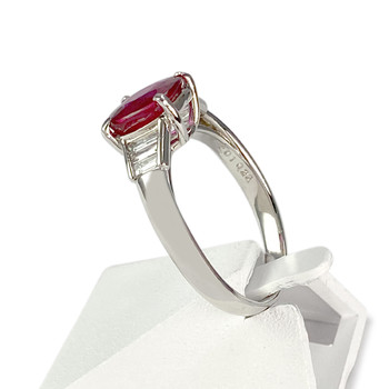 Bague Vintage d'occasion or 750 blanc diamants rubis Mozambique non chauffé