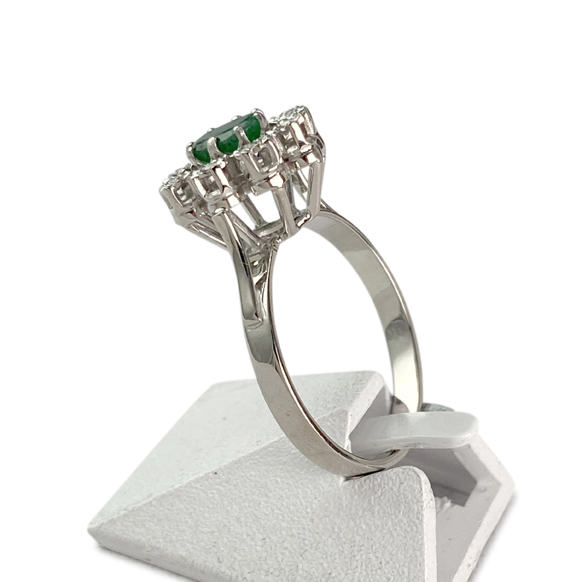 Bague d'occasion or 750 blanc émeraude diamants - vue 2