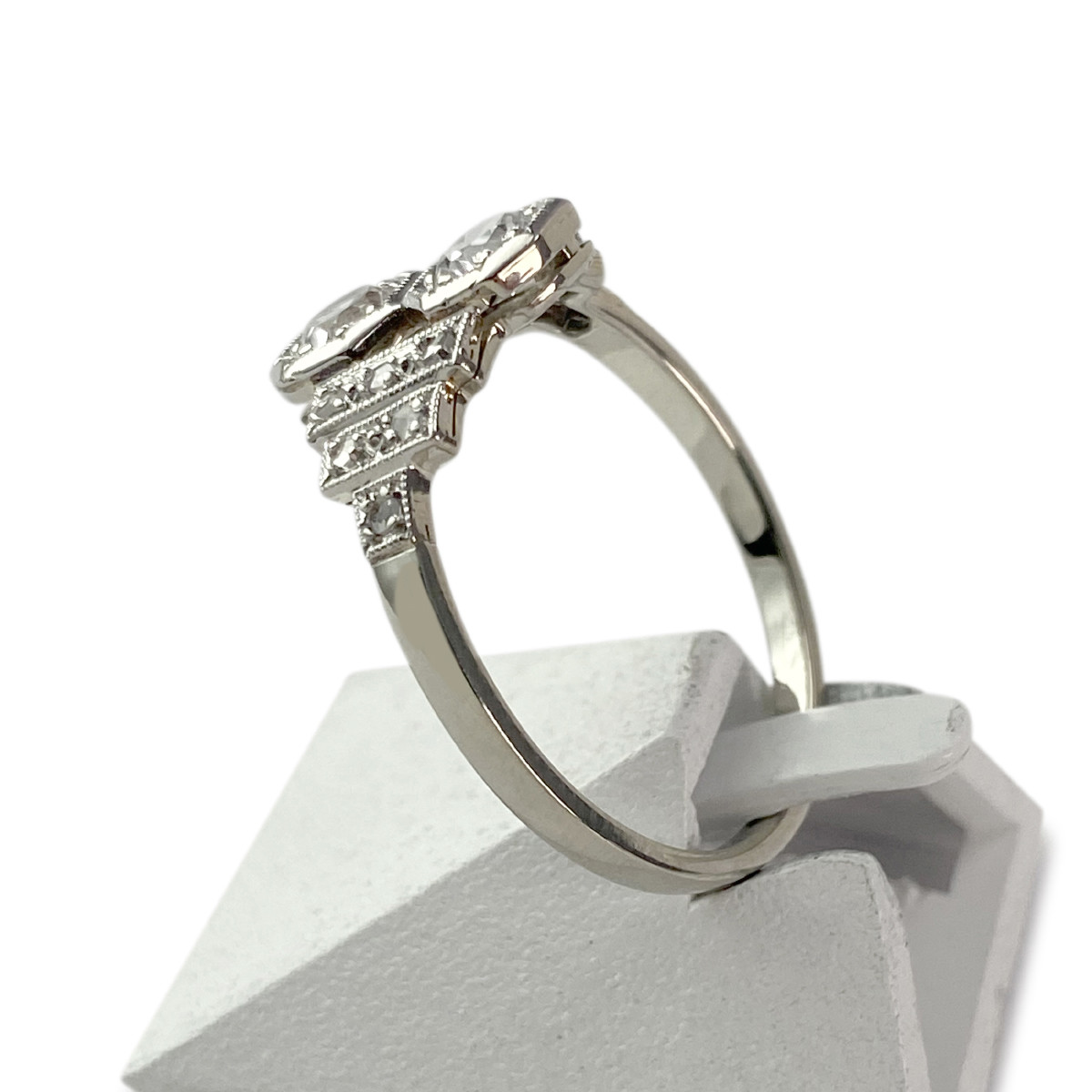 Bague d'occasion or 750 blanc platine saphirs blancs sythétiques - vue 2
