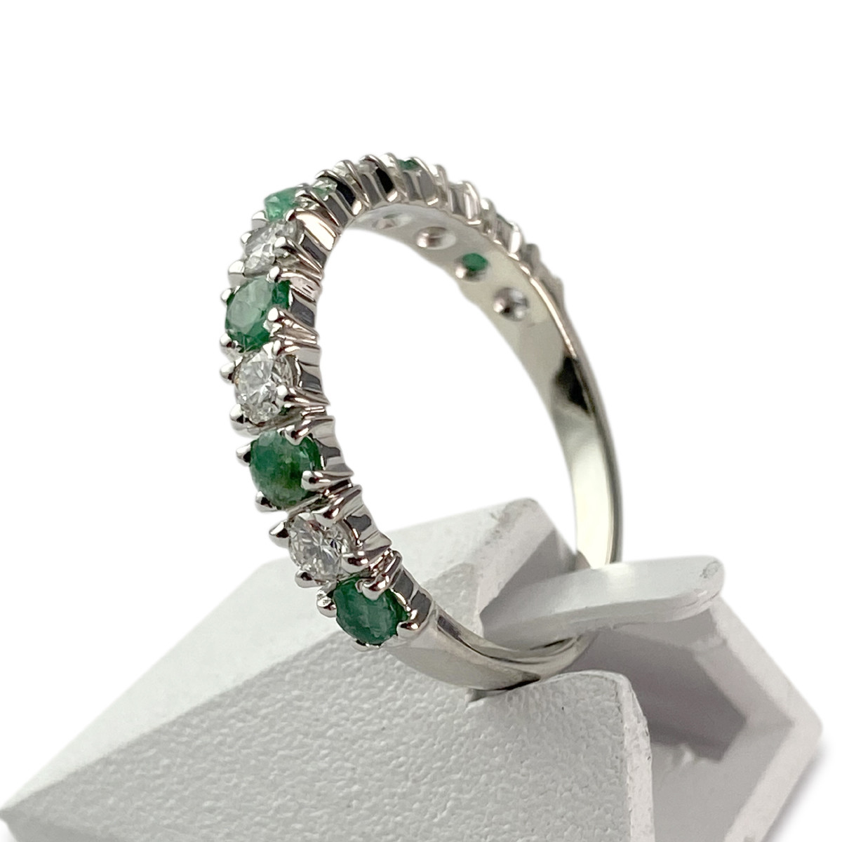 Bague d'occasion demi tour or 750 blanc diamants émeraudes - vue 2