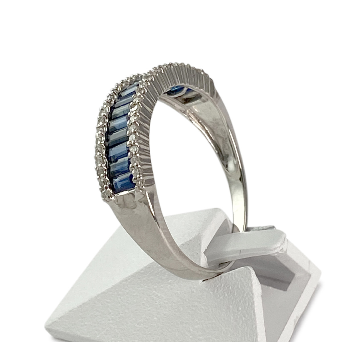 Bague d'occasion or 750 blanc saphirs diamants - vue 2
