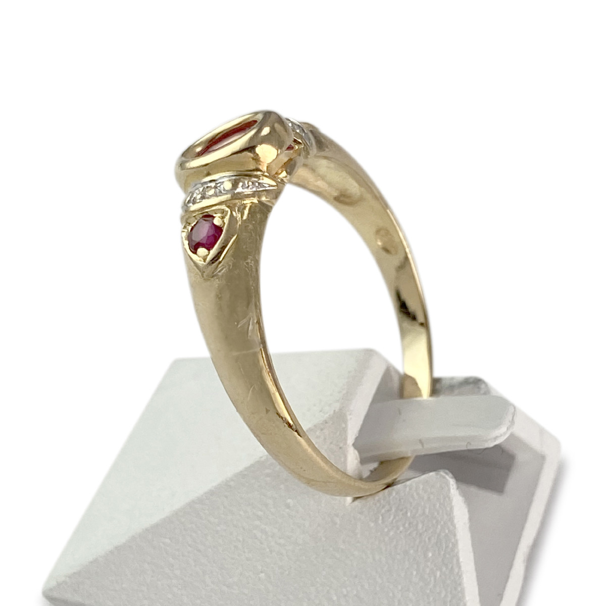 Bague d'occasion or 750 jaune et rhodié diamants rubis - vue 2