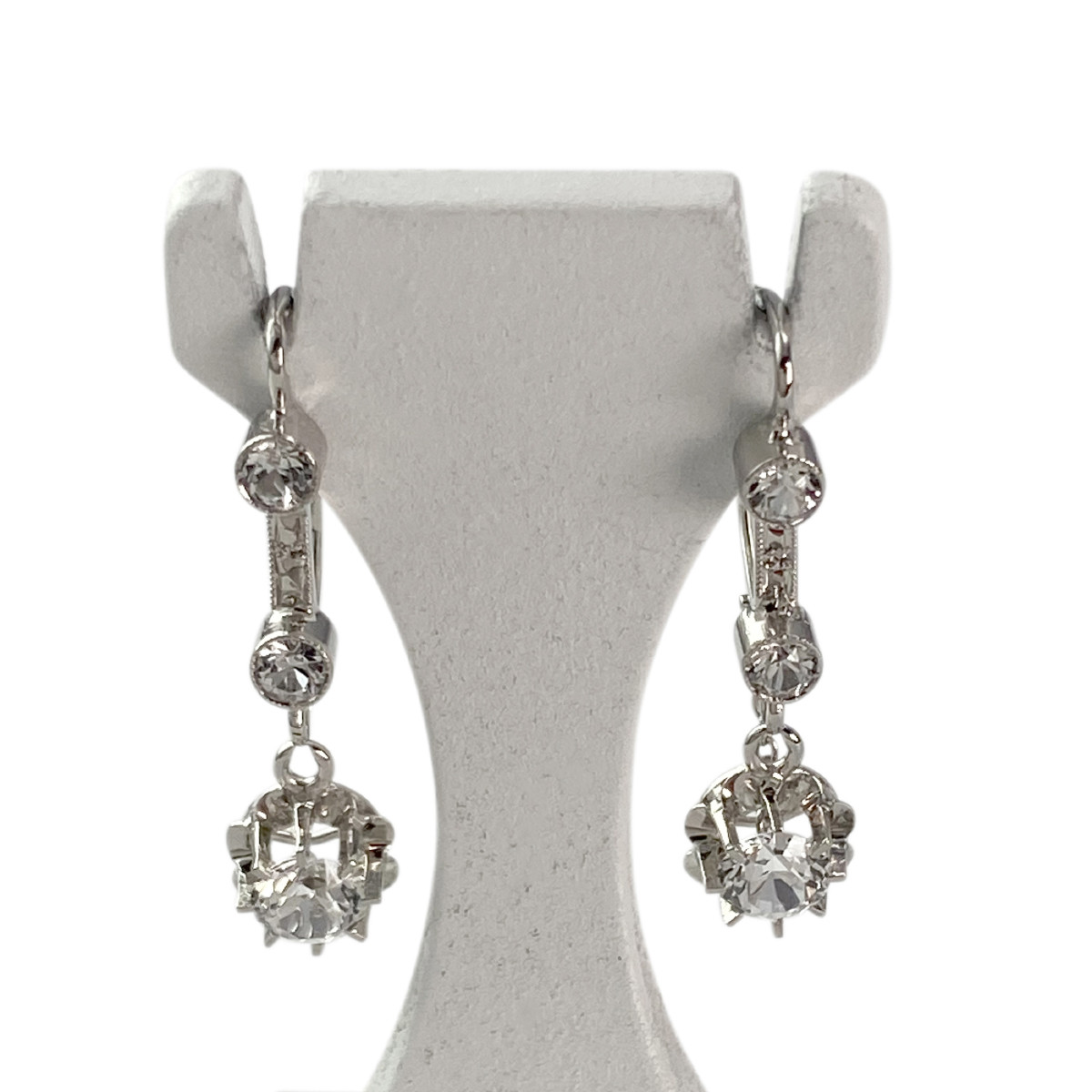 Boucles d'oreilles d'occasion or 750 blanc saphirs blancs synthétiques