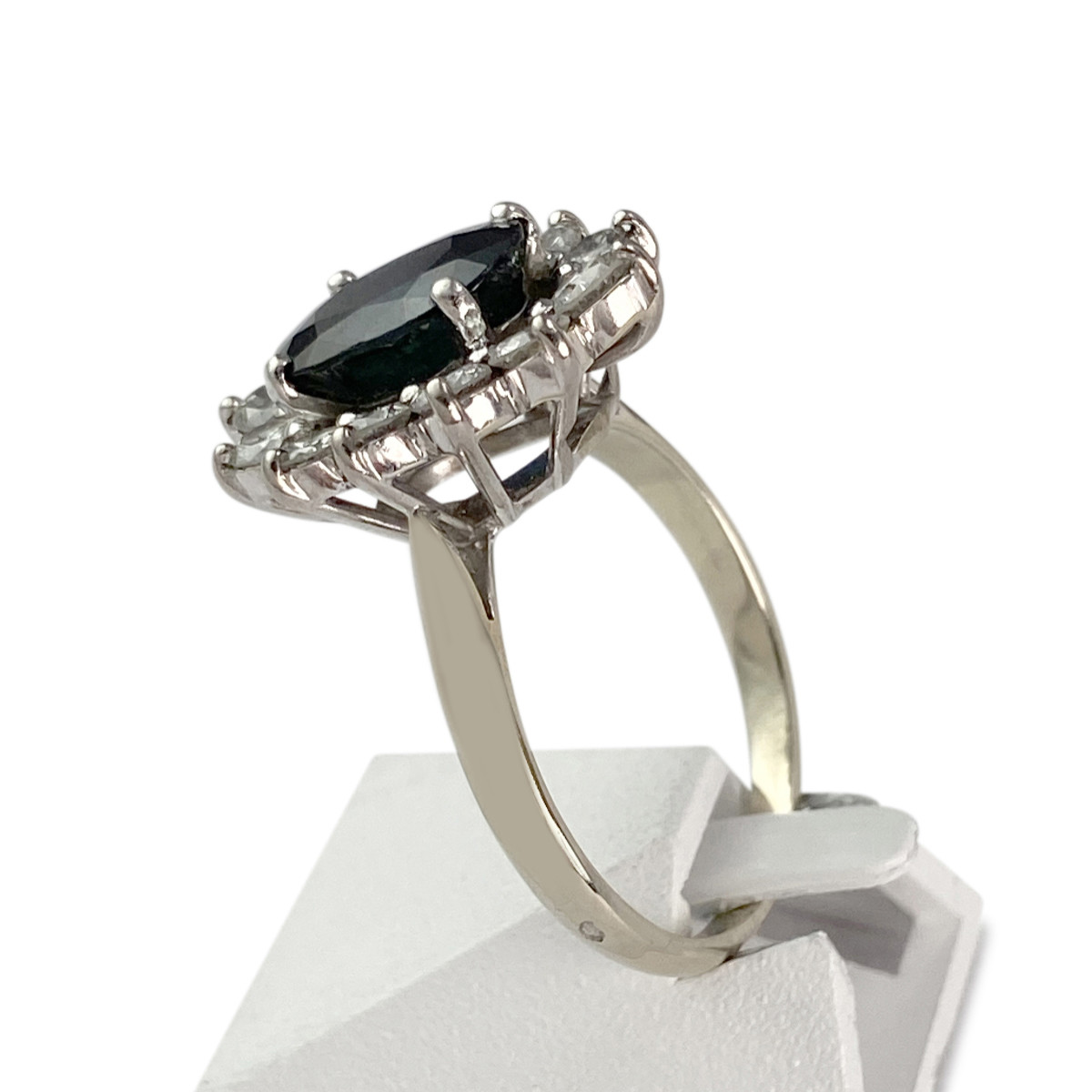 Bague d'occasion or 750 blanc saphir diamants - vue 2