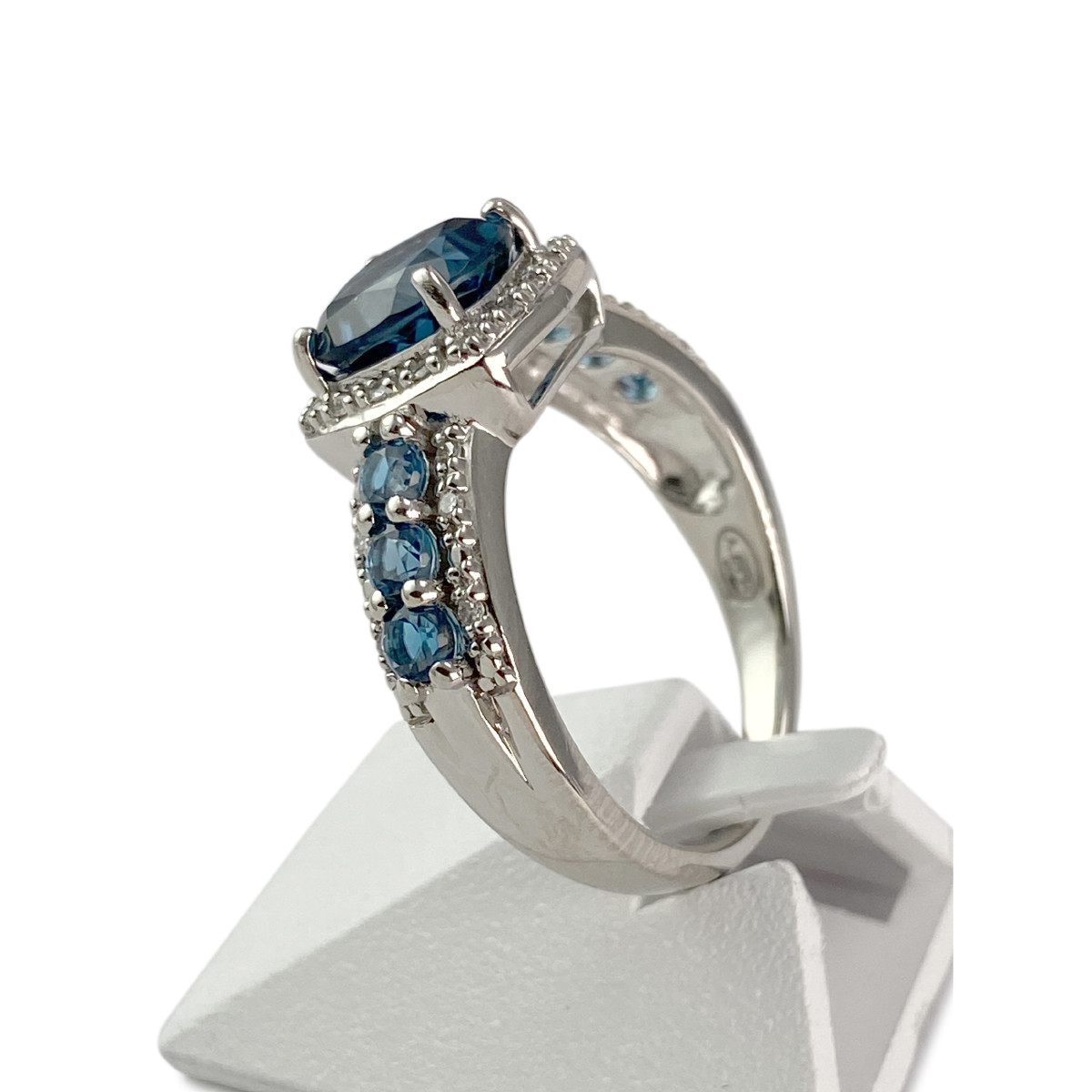 Bague d'occasion or 375 blanc pierres fines diamants - vue 2