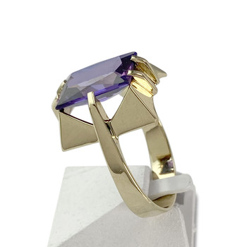 Tweedehands ring in 585 geelgoud met synthetisch korund