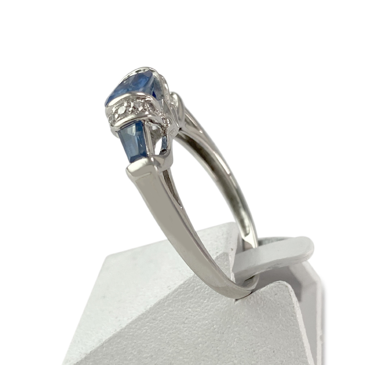 Bague d'occasion or 750 blanc saphirs diamants - vue 2