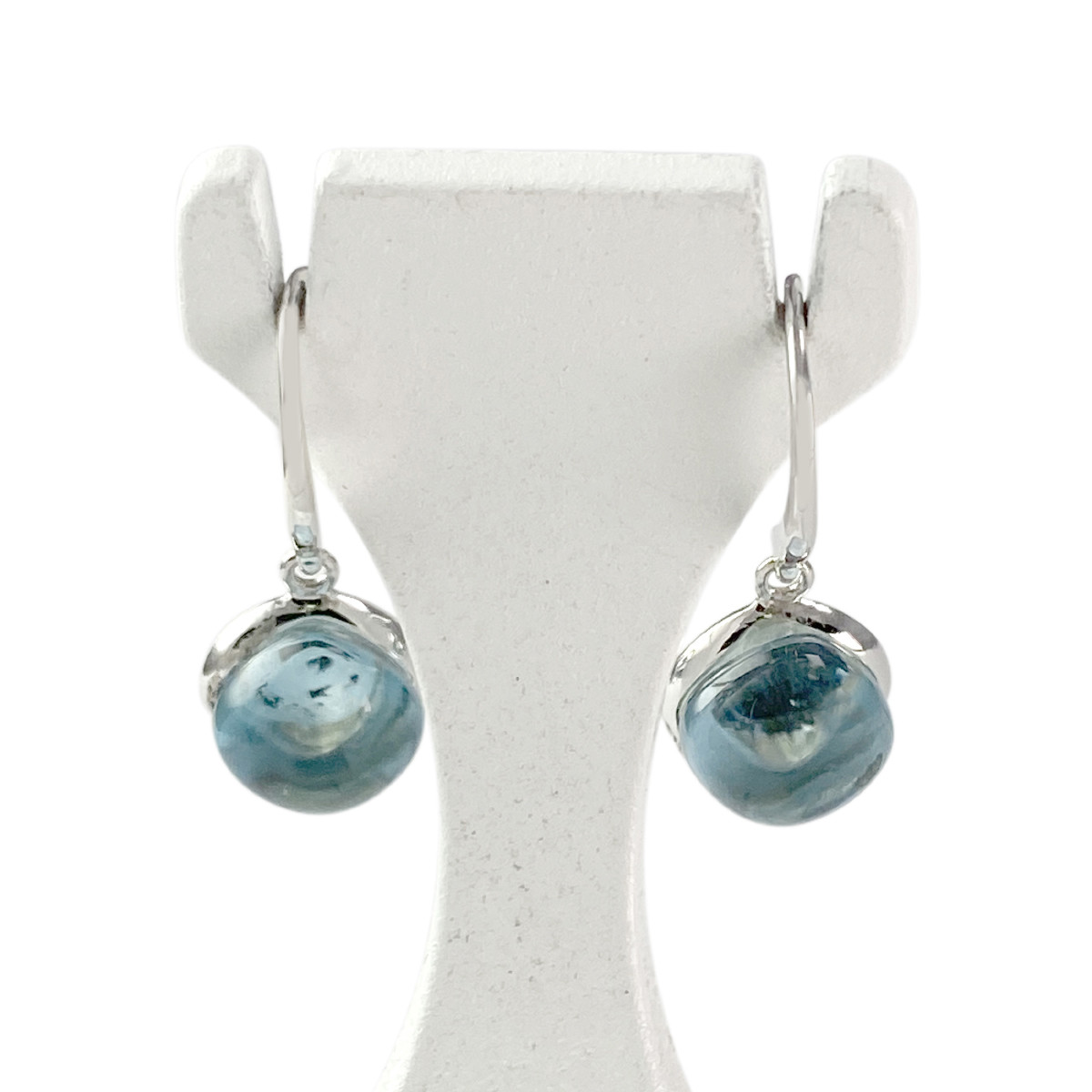 Boucles d'oreilles pendants or 375 blanc topazes bleues traitées diamants
